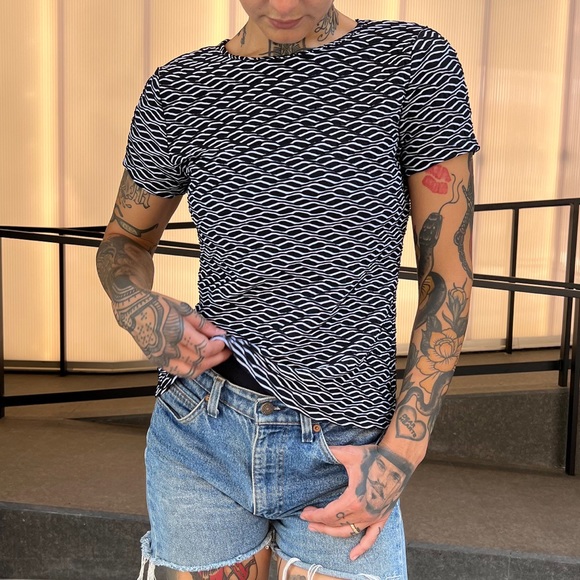 Black, white wavy pattern short sleeve women's crew neck top size S approx - Picture 12 of 12